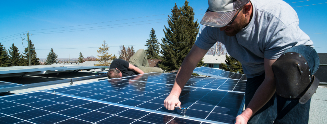 Solaranlage Montage: Selbst installieren und Geld sparen?